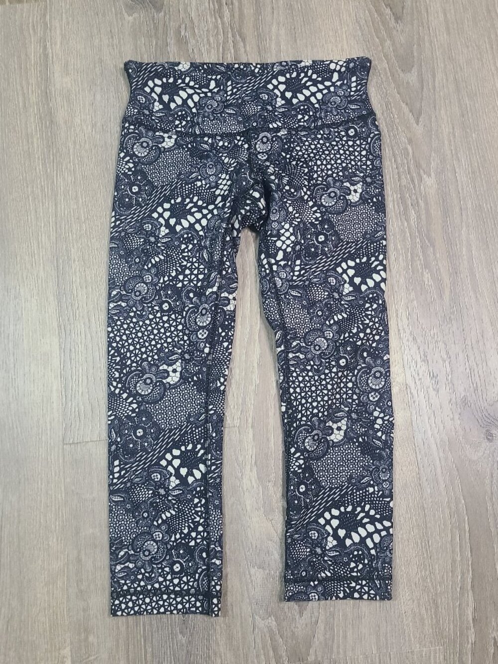 Lululemon Wunder Under Crop III Pretty Lace Leggings Black White - Size 6